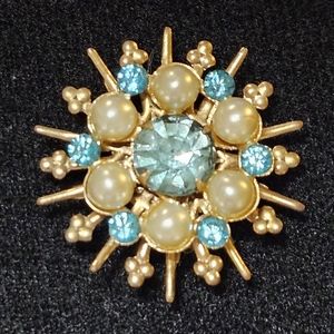 Vintage Starburst/Snowflake Gold Tone Brooch w/ Aqua Blue Crystals and Pearls.